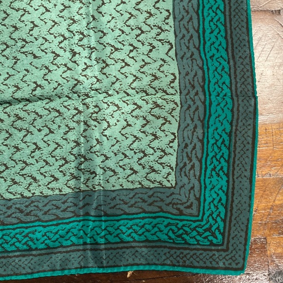 beautiful vintage Vera silk blend scarf greens - Picture 3 of 9